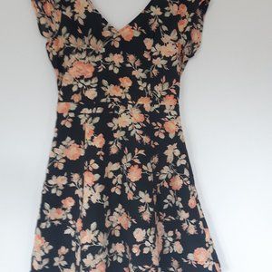 Beautiful v-neck half backless summer dress